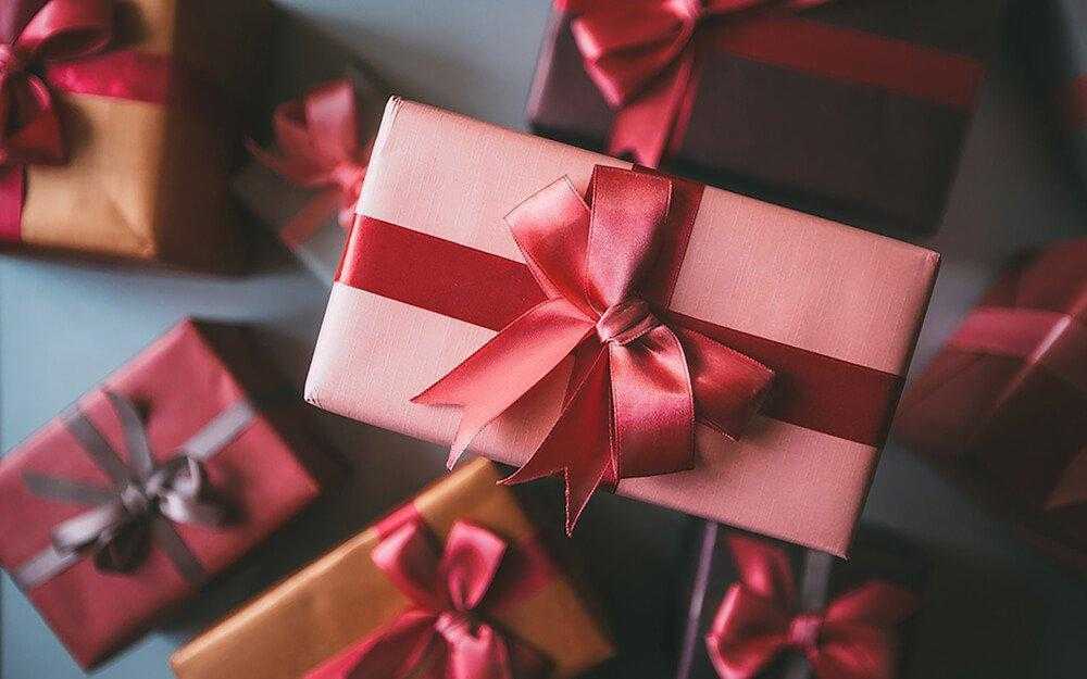 5 Things To Consider Before Choosing A Gift For Her